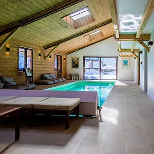 https://grand-chalet-convivial-avec-sa-piscine-interieure.hotels-rhonealpes.com